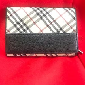 🔴SOLD Burberry medium size wallet Bifold